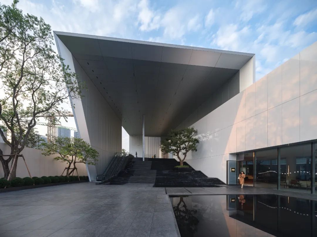 公园中的美术馆：超白玻璃+铝板的外立面设计，简洁的美感。